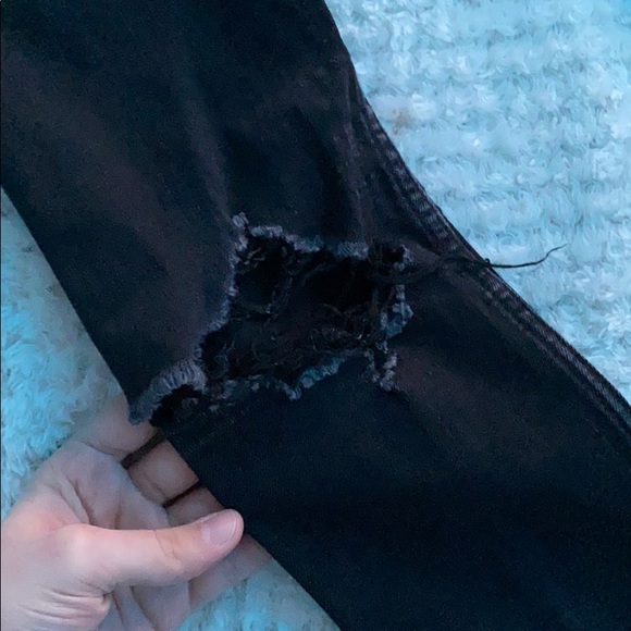 HOLLISTER HIGH RISE RIPPED JEANS - Picture 3 of 5